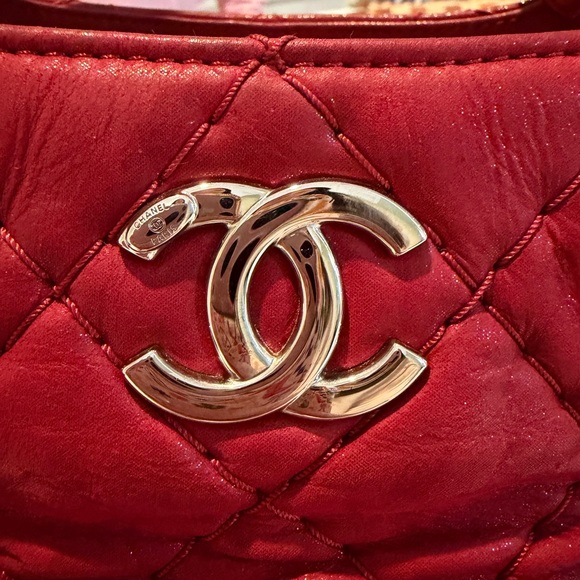 Authentic RARE Iridescent Chanel Tote - Picture 4 of 13